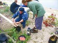 местные рыбаки учат готовить икру